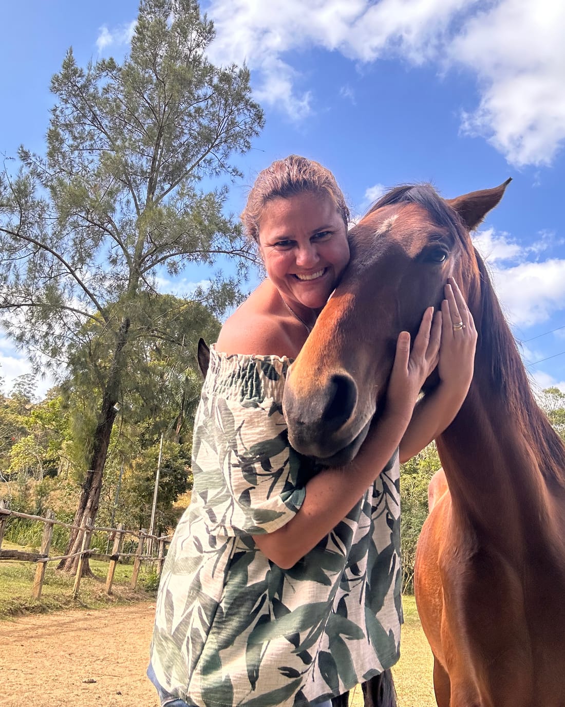 Sílvia Calian com um cavalo, no campo